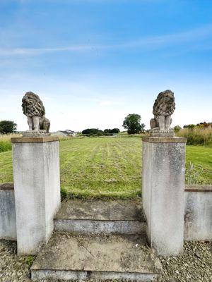 Entrance to garden- click for photo gallery